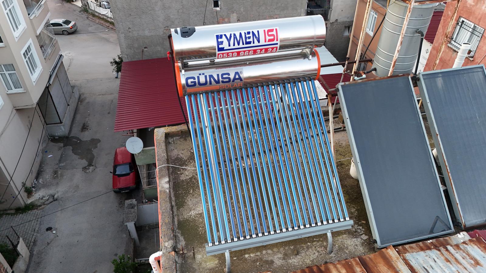 Apartman terasına kurulan vakum tüplü güneş enerjisi sistemi
