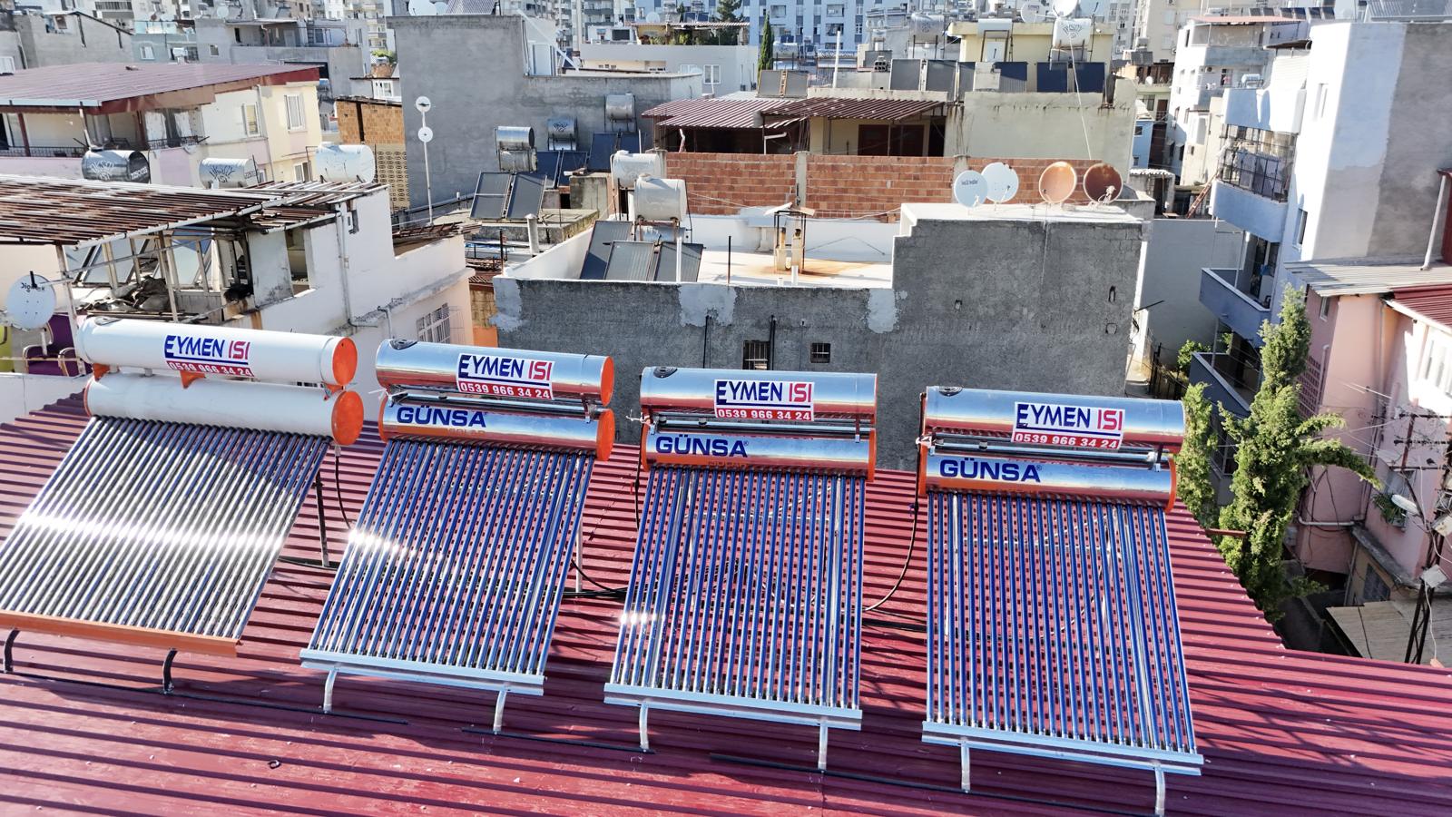 Aynı çatıya yan yana kurulan dört vakum tüplü güneş enerjisi sistemi