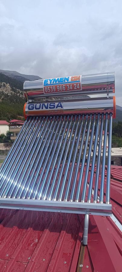Dağ köyünde sac çatıya kurulan vakum tüplü güneş enerjisi sistemi